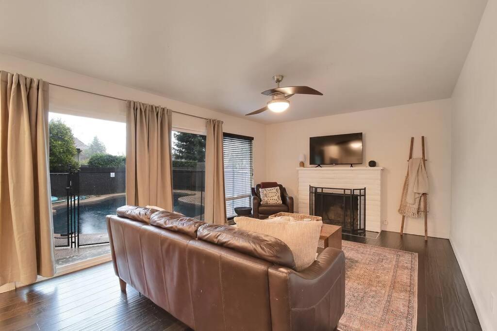 The Charming Home With A Pool Yuba City Exteriör bild